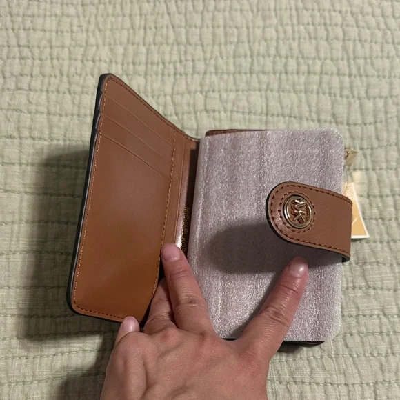 NWT Michael Kors Tan and Cream Logo Snap Card Case - Picture 4 of 10